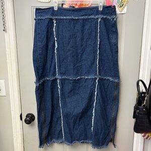 Stylish Frayed Denim Midi Skirt with zipper accents
